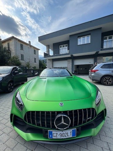 Mercedes-AMG GT verde, auto sportiva moderna
