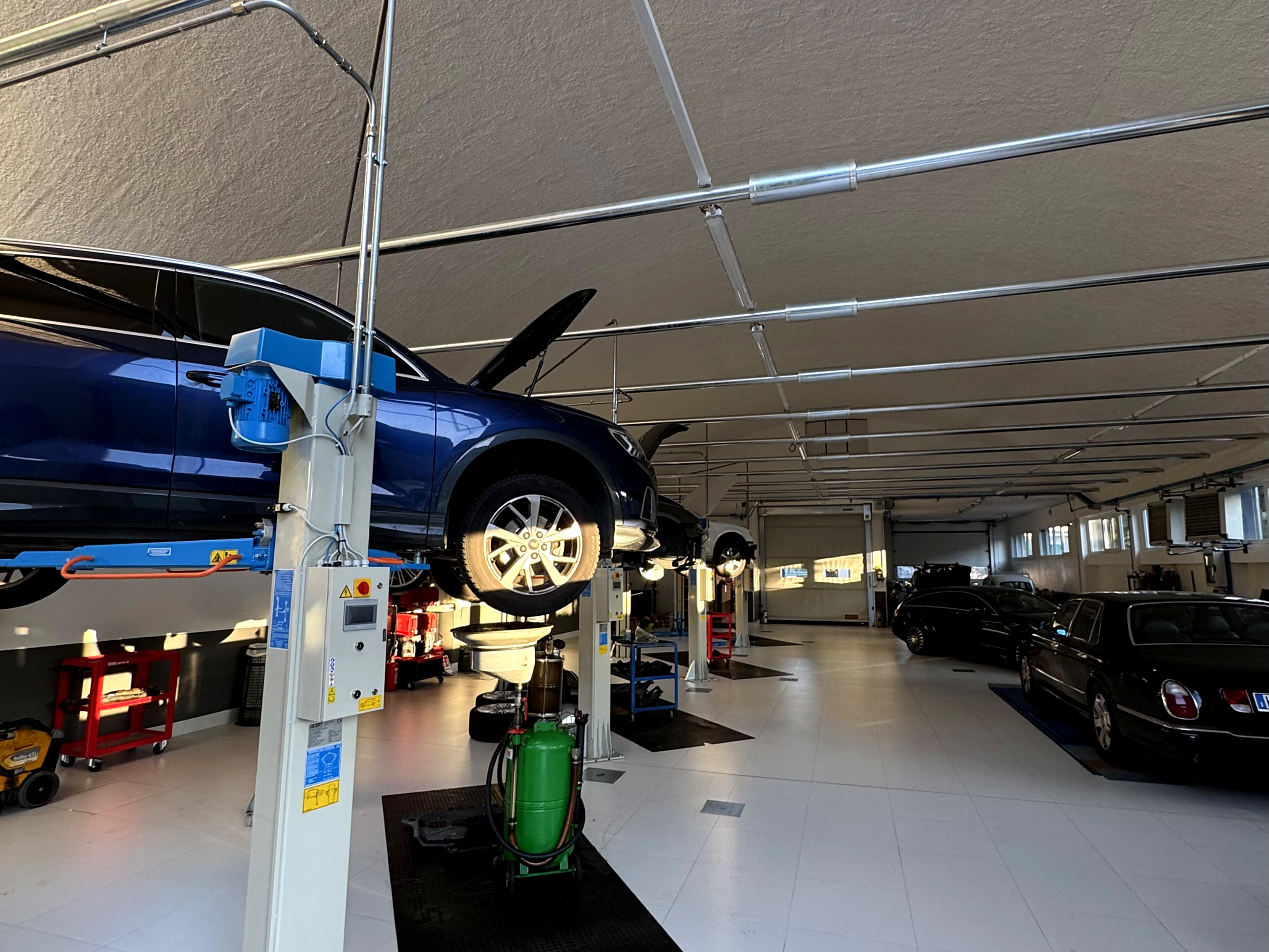 Ferrari e Lamborghini nell'officina Fiorauto